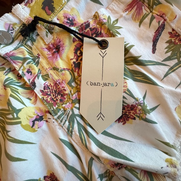 Banjara Mid Rise Tropical Floral Raw Hem Shorts - Picture 8 of 11